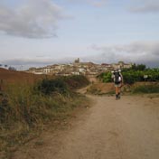 Pélerin à l'approche de Cirauqui (Camino Frances)::This is the description of another image.